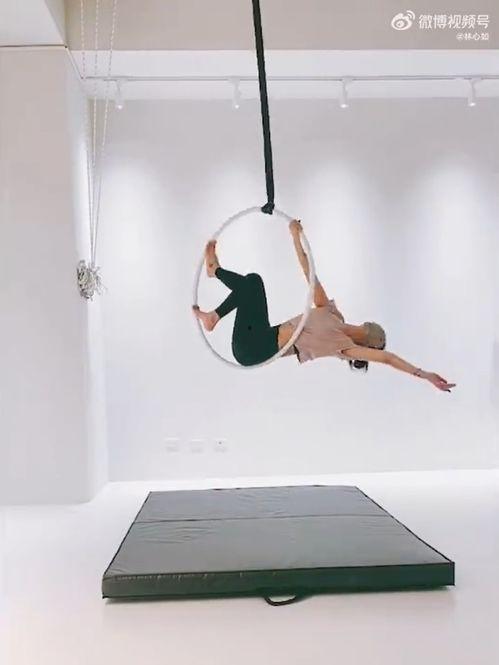 高空瑜伽视频,跟随视频探索轻盈飞翔的奥秘
